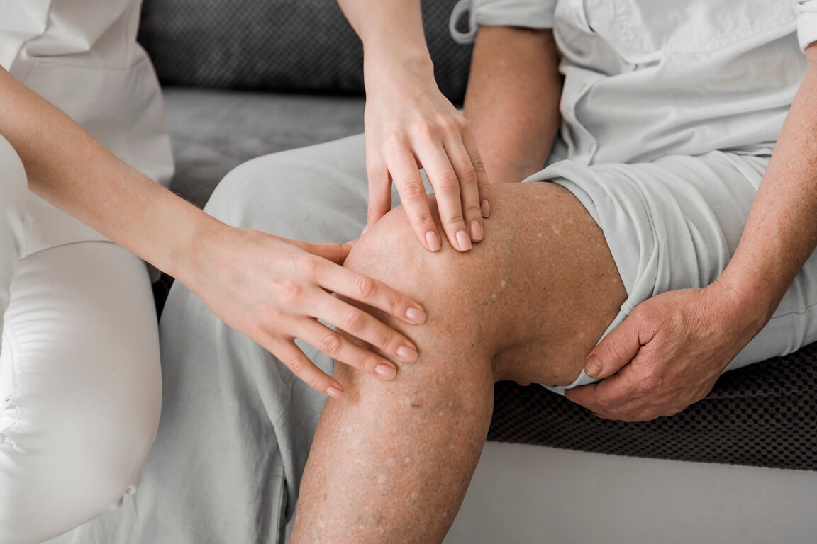 Persona descansando las piernas